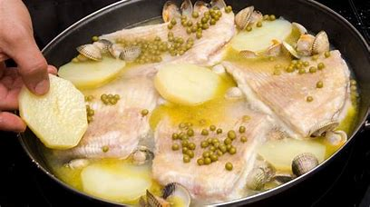 Raya en salsa verde con guisantes